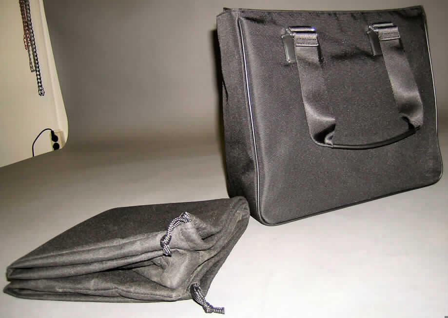 Anderes Behältnis, Einkaufstasche, sog. Tragetasche, verpackt in einem Vliesstoffbeutel 
mit Kordelzugverschluss und einem Pappkarton, siehe Foto, 
- mit einer Außenseite aus Spinnstoffen, 
- an den Außenseiten mit einer Stoßkante aus Leder,
- mit zwei Handtrage- bzw. Schultertragegurten, jeweils in der Mitte mit Leder verstärkt,
- mit einem Hauptfach, oben mit einem Reißverschluss zu öffnen, 
- innen an einer Seite mit drei kleinen Einsteckfächern ohne Verschluss, an der anderen 
  Seite mit einem flachen Einsteckfach mit Reißverschluss,
- gefüttert, 
- mit den Abmessungen von ca. 35,5 (H) x 39 (B) x 15 (T) cm, 
- zur Aufnahme größerer Gegenstände bestimmt,
- augenscheinlich nicht handgearbeitet,
- verpackt in einer für derartige Waren handelsüblichen Verpackung.