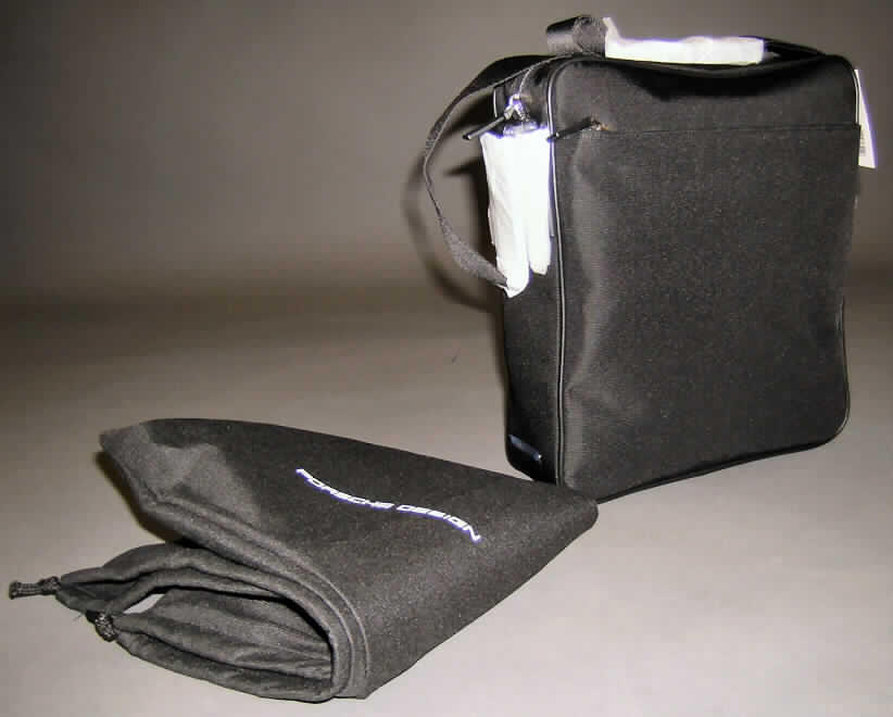 Umhängetasche, verpackt in einem Vliesstoffbeutel mit Kordelzugverschluss und einem 
Pappkarton, siehe Foto, 
- mit einer Außenseite aus Spinnstoffen, 
- an den Außenseiten mit einer Stoßkante aus Leder,
- mit einem verstellbaren Schultertragegurt, an einer Seite mit Leder verstärkt,
- mit einem flachen Vorfach mit Reißverschluss,
- mit einem Hauptfach, oben mit einem Reißverschluss zu öffnen, 
- innen an einer Seite mit einem kleinen Einsteckfach ohne Verschluss, an der anderen 
  Seite mit einem flachen Einsteckfach mit Reißverschluss,
- gefüttert, 
- mit den Abmessungen von ca. 33,5 (H) x 30 (B) x 9 (T) cm, 
- augenscheinlich nicht handgearbeitet,
- verpackt in einer für derartige Waren handelsüblichen Verpackung.