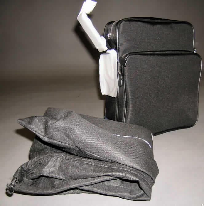 Umhängetasche, verpackt in einem Vliesstoffbeutel mit Kordelzugverschluss und einem 
Pappkarton, siehe Foto, 
- mit einer Außenseite aus Spinnstoffen, 
- an den Außenseiten mit einer Stoßkante aus Leder,
- mit einem verstellbaren Schultertragegurt, an einer Seite mit Leder verstärkt,
- mit einem Vorfach mit Reißverschluss,
- mit einem Hauptfach, oben mit einem Reißverschluss zu öffnen, 
- innen an einer Seite mit einem kleinen Einsteckfach ohne Verschluss, an der anderen 
  Seite mit einem flachen Einsteckfach mit Reißverschluss,
- gefüttert, 
- mit den Abmessungen von ca. 30 (H) x 24 (B) x 7,5 (T) cm, 
- augenscheinlich nicht handgearbeitet,
- verpackt in einer für derartige Waren handelsüblichen Verpackung.