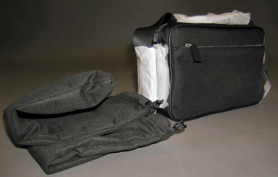 Handtasche, sog. Umhängetasche, verpackt in einem Vliesstoffbeutel mit Kordelzugverschluss 
und einem Pappkarton, siehe Foto,
- mit einer Außenseite aus Spinnstoffen,
- an den Außenseiten mit einer Stoßkante aus Leder,
- mit einem verstellbaren Schultertragegurt, an einer Seite mit Leder verstärkt,
- mit einem aufgesetzten Vorfach mit Reißverschluss,
- mit einem Hauptfach, oben mit einem Reißverschluss zu öffnen,
- innen an einer Seite mit kleinen Einsteckfächern ohne Verschluss, an der anderen Seite
  mit einem Einsteckfach mit Reißverschluss,
- gefüttert,
- mit den Abmessungen von ca. 26 (B) x 17,5 (H) x 9 (T) cm, 
- Handtasche, da aufgrund der Form, Größe und Aufmachung in erster Linie dazu geeignet,
  eine Vielzahl kleinerer persönlicher Gegenstände aufzunehmen,
- augenscheinlich nicht handgearbeitet,
- verpackt in einer für derartige Waren handelsüblichen Verpackung.