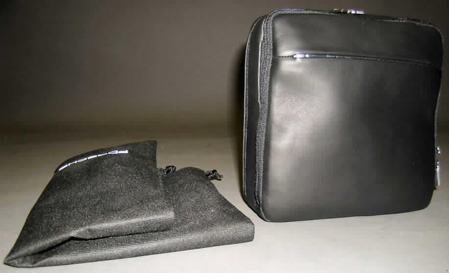 Handtasche, sog. Umhängetasche, verpackt in einem Vliesstoffbeutel mit Kordelzugverschluss 
und einem Pappkarton, siehe Foto,
- mit einer Außenseite aus Leder (lt. Antragsangaben),
- mit den Abmessungen von ca. 22,5 (B) x 22,5 (H) x 7,5 (T) cm,
- mit einer Handtrageschlaufe,
- mit einem verstellbaren Schultertragegurt,
- mit einem Vorfach mit Reißverschluss, 
- mit zwei Hauptfächern, jeweils mit einem drei Seiten umlaufenden Reißverschluss, 
- ein Hauptfach mit seitlichen Dehnfalten, innen mit einem seitlichen Einsteckfach mit 
  Überschlaglasche und Druckknopfverschluss, diversen kleinen Einsteckfächern für 
  Visitenkarten und einem Einsteckfach mit Reißverschluss,
- gefüttert,
- augenscheinlich nicht handgearbeitet,
- aufgrund der Form, Größe und Aufmachung Handtasche, da in erster Linie dazu bestimmt, 
  kleinere persönliche Gegenstände aufzunehmen,
- in einem handelsüblichen einfachen Beutel aus Spinnstoffen und einer Umschließung
  aus Karton verpackt.