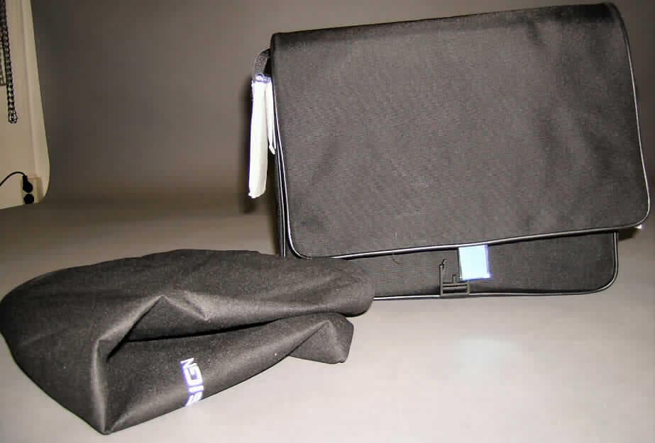 Umhängetasche, verpackt in einem Vliesstoffbeutel mit Kordelzugverschluss und einem 
Pappkarton, siehe Foto, 
- mit einer Außenseite aus Spinnstoffen, 
- an den Außenseiten mit einer Stoßkante aus Leder,
- mit einem verstellbaren Schultertragegurt, an beiden Seiten mit Leder verstärkt,
- mit einer Überschlagklappe, die nahezu die gesamte Vorderseite bedeckt, mit Schnapp-
  verschluss,
- unter der Überschlagklappe mit einem Vorfach mit Reißverschluss,
- mit einem Hauptfach,  
- - innen an einer Seite mit einem kleinen Einsteckfach ohne Verschluss, an der anderen 
    Seite mit einem flachen Einsteckfach mit Reißverschluss,
- gefüttert, 
- mit den Abmessungen von ca. 27,5 (H) x 36,5 (B) x 10 (T) cm, 
- aufgrund der Form und der Größe in erster Linie dazu bestimmt, größere Gegenstände
  aufzunehmen,
- augenscheinlich nicht handgearbeitet,
- verpackt in einer für derartige Waren handelsüblichen Verkaufsumschließung.