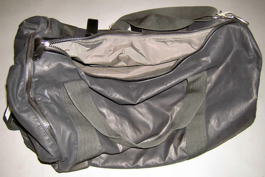 Reisetasche, siehe Foto, 
- mit einer Außenseite aus Spinnstoffen,
- mit den Abmessungen von ca. 39 (H) x 58 (B) x 39 (T) cm,
- mit zwei Handtragegriffen sowie einem verstellbaren, abnehmbaren Schultertragegurt,
- beide Schmalseiten mit einem Lederband verziert,
- oben mit einem Reißverschluss zu schließen, Öffnung mit Leder verstärkt,
- an einer Schmalseite mit einem angesetzten Einsteckfach mit Reißverschluss, 
- an der Vorderseite mit einem Einsteckfach, außen mit Leder verstärkt, mit zwei 
  Lederriemen mit Schnallenverschluss zu schließen, darüber ein Einsteckfach mit 
  Reißverschluss, mit Leder verstärkt,
- ein großes Hauptfach, innnen auf einer Seite mit einem Einsteckfach mit Reißverschluss 
  und auf der anderen Seite mit drei Einsteckfächern ohne Verschluss,
- augenscheinlich nicht handgearbeitet.