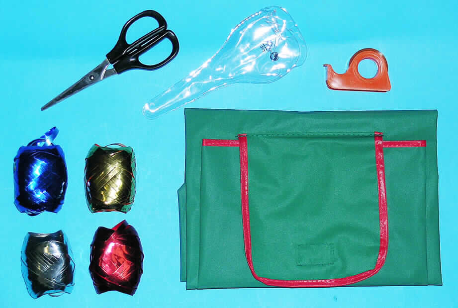 Vierteilige Zusammenstellung, bestehend aus einer Tragetasche für Geschenkpapier, vier Rollen Geschenkband à 20 m, einer Papierschere mit Plastikhülle und einem Abroller mit Klebeband, sog. "Geschenkpapier-Organizer", Art. Nr.: 7281900, siehe Fotos, 
alle Waren sind in einem Polybeutel für den Einzelverkauf aufgemacht;
aufgrund der Bestandteile dienen die Waren nicht der Befriedigung eines speziellen Bedarfs oder der Ausübung einer gemeinsamen Tätigkeit und stellen somit insgesamt keine  Warenzusammenstellung i. S. der AV 3 b) dar; alle Bestandteile der Zusammenstellung  sind getrennt einzureihen,
- metallisierte Garne, sog. "Geschenkbänder", 4 Rollen, siehe Foto,
-- als Meterware (Länge lt. Aufklebern auf den Warenmustern: 20 m) in Knäueln,
-- in Form von 5 mm breiten, verschiedenfarbenen (rot, gelb/gold, weiß/silber, blau),
   metallisierten Streifen aus synthetischer Spinnmasse,
-- zur Verwendung als Zierbänder.