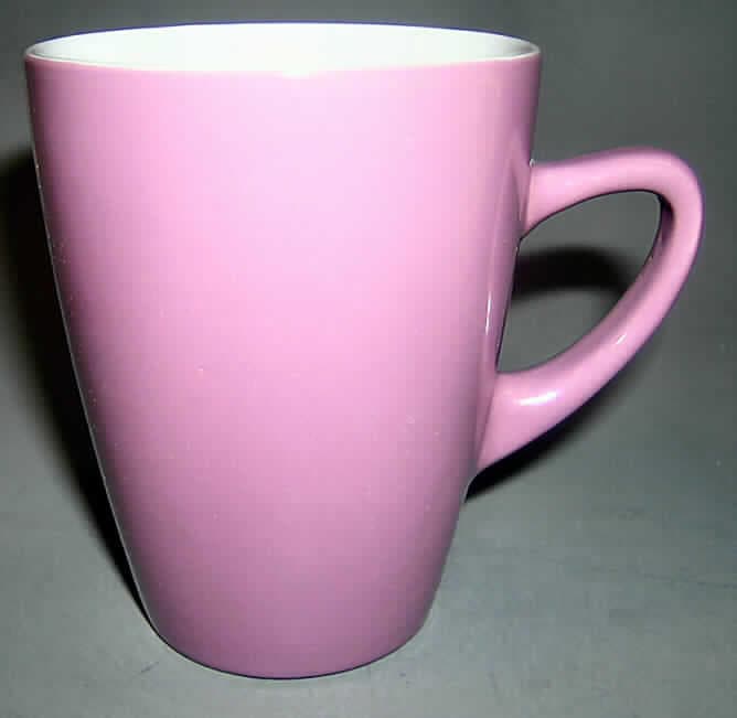 Keramisches Geschirr, sog. Kenia Tasse, Rastal Art.-Nr. 84468, siehe Foto, 
- fliederfarbene, glasierte, becherartige Tasse mit Henkel, 
- mit einer Höhe von ca. 10,4 cm und einem Durchmesser von ca. 8,4 cm, 
- keramisches Erzeugnis, nach der Formgebung gebrannt, tonmineralhaltiges Material 
  enthaltend, 
- nach dem Ergebnis der wissenschaftlichen Untersuchung handelt es sich um Steingut 
  (dunkelcremefarbener Scherben, feinkörniges, gleichmäßiges Gefüge, inhomogene Be- 
  standteile nicht mit dem bloßen Auge erkennbar, matte Bruchfläche, nicht durchscheinend, 
  nicht ritzbar).