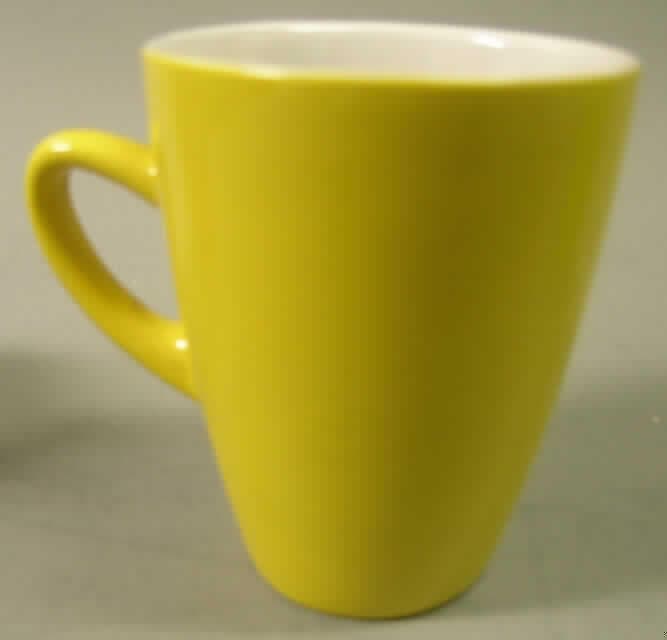 Keramisches Geschirr, sog. Kenia Tasse, Rastal Art.-Nr. 84467, siehe Foto, 
- gelbglasierte, becherartige Tasse mit Henkel, 
- mit einer Höhe von ca. 10,4 cm und einem Durchmesser von ca. 8,4 cm, 
- keramisches Erzeugnis, nach der Formgebung gebrannt, tonmineralhaltiges Material 
  enthaltend, 
- nach dem Ergebnis der wissenschaftlichen Untersuchung handelt es sich um Steingut 
  (dunkelcremefarbener Scherben, feinkörniges, gleichmäßiges Gefüge, inhomogene Be- 
  standteile nicht mit dem bloßen Auge erkennbar, matte Bruchfläche, nicht durchscheinend, 
  nicht nachklingend, nicht ritzbar).