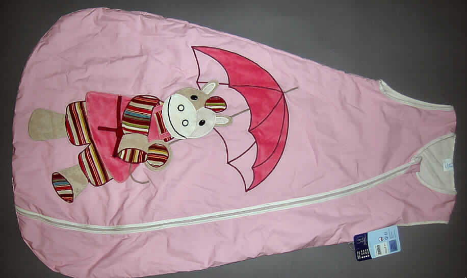 Andere Kleidung (Schlafkleidung ) für Kinder, sog. Sommerschlafsack Pferd,
 Artikel 94745, 110 cm, siehe Foto,
- aus einfarbigen, 0,2 mm dicken Geweben aus laut Antrag 100% Baumwolle, 
- innen gefüttert; keine Einreihung in die Position 9404, da es sich um Schlafkleidung für 
  Kinder und nicht um eine den Bettausstattungen ähnliche Ware handelt,
- vorgelegtes Muster mit einer Länge von 110 cm; aufgrund der Länge von mehr als 86 cm 
  keine Kleidung für Kleinkinder der Position 6209,
- mit einem runden, leicht halsfernen Ausschnitt mit einer kurzen Überlappung von links auf 
  rechts (Knabenkleidung),
- auf der Vorderseite bis zum unteren Rand mit einem Reißverschluss zu öffnen; ärmellos, 
- im unteren Bereich der Vorderseite mit einem großformatigen, aufgestickten Motiv verziert,
- am unteren, gerundeten Rand geschlossen.