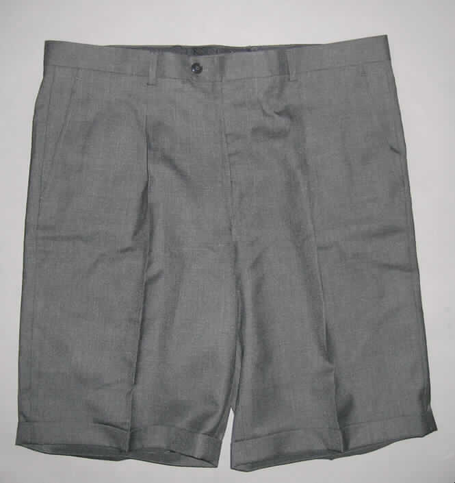 Kurze Hose für Männer, sog. Uniformhose-Herren kurz, in Erwachsenengröße, siehe Foto,
- aus 0,4 mm dicken, einfarbigen Geweben (dunkelgrau) aus laut Antrag 60% Wolle und 
  40% Polyester (synthetische Chemiefasern),
- in der Taille abschließend, mit einem angesetzten Taillenbund, innen mit einem ange- 
  setzten Bundband; mit Gürtelschlaufen; mit Bundfalten,
- vorn mit einer Öffnung mit Reißverschluss und einer von links über rechts mit einem Knopf 
  zu schließenden Patte (Männerkleidung),
- mit zwei seitlich eingesetzten Taschen auf der Vorderseite und zwei Gesäßtaschen,
- auf der Vorderseite mit Taftfutter ausgestattet,
- mit kurzen Hosenbeinen, die nicht die Knie bedecken (Seitenlänge: 55 cm),
- an den Beinabschlüssen durch Umschlagen und Festnähen gesäumt,
- keine Arbeits- oder Berufskleidung, u.a. weil innerhalb der Position 6203 keine 
  Unterposition für diese Waren vorgesehen ist.