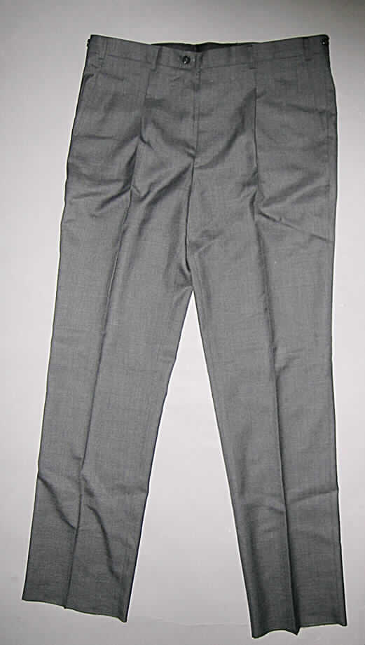 Lange Hose für Männer, sog. Uniformhose - Herren, in Erwachsenengröße, siehe Foto,
- aus 0,4 mm dicken, einfarbigen Geweben (dunkelgrau) aus laut Antrag  60% Wolle und 
  40% Polyester (synthetische Chemiefasern),
- in der Taille abschließend, mit einem angesetzten Taillenbund, innen mit einem ange- 
  setzten Bundband; mit Gürtelschlaufen; mit Bundfalten,
- vorn mit einer Öffnung mit Reißverschluss und einer von links über rechts mit einem Knopf 
  zu schließenden Patte (Männerkleidung),
- mit zwei seitlich eingesetzten Taschen auf der Vorderseite und zwei Gesäßtaschen,
- auf der Vorderseite bis zu Knien mit Taftfutter ausgestattet,
- mit knöchellangen Hosenbeinen, an den Beinabschlüssen gesäumt, 
- keine Arbeits- oder Berufskleidung, u.a. weil innerhalb der Position 6203 keine 
  Unterposition für diese Waren vorgesehen ist.