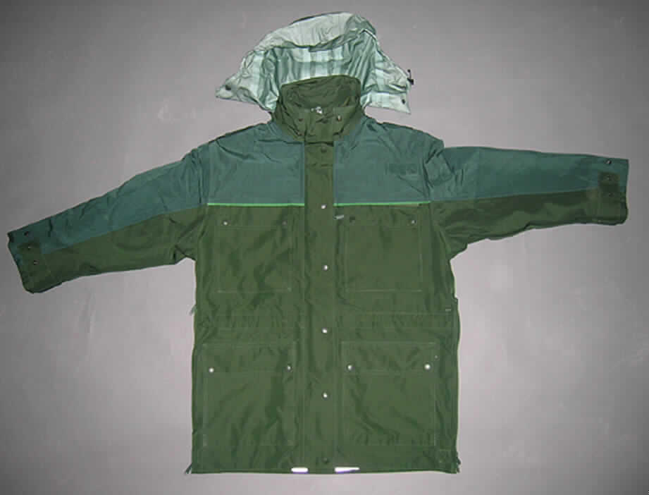 Mantel aus Geweben der Pos. 5903, für Frauen, sog. Anorak Moosgrün Herren, Größe 42, siehe Fotos,
- aus verschiedenen bis zu 0,5 mm dicken, einfarbigen, einseitig (Innenseite) mit einer Kunst- 
  stofffolie (kein Zellkunststoff) überzogenen Geweben der Position 5903,
- über den halben Oberschenkel reichend (Rückenlänge: 91 cm), kennzeichnet sich aufgrund 
  der Länge als Mantel; der untere Rand aus reflektierenden Geweben lässt sich ca. 8 cm 
  nach oben umschlagen und innen mit Druckknöpfen befestigen, so dass das Kleidungs- 
  stück auch als Anorak getragen werden kann; 
- leicht gefüttert; zusätzlich mit einem heraustrennbaren Innenfutter ausgestattet, das nicht
  separat als Kleidungsstück getragen werden kann,
- mit einem Stehkragen, mit ausrollbarer Kapuze aus Gewirken, mit Tunnelzug,
- vorn mit einer durchgehenden Öffnung mit einem bis in die Kragenspitzen reichenden Reiß- 
  verschluss, mit einer von rechts auf links überlappenden Patte (Frauenkleidung) mit Druck-
  knöpfen,
- im Taillenbereich mit einem verengenden Tunnelzug,
- mit langen Ärmeln, mit verengenden Abschlüssen und einer Druckknopflasche,
- vorn mit vier eingesetzten Taschen mit Patte und Druckknöpfen,
- hinten mit Rückenkoller und einem ausklappbaren Gewebezuschnitt mit reflektierendem
  Schriftzug "Polizei", 
- um unteren Rand gesäumt, seitlich mit zwei 40 cm hoch reichenden Öffnungen mit Zwei-
  Wege-Reißverschluss zum Durchstecken eines Pistolenholsters,
- keine Einreihung als Arbeitskleidung, u.a. weil bei Pos. 6210 keine Unterposition für 
  Arbeits- und Berufskleidung vorgesehen ist.