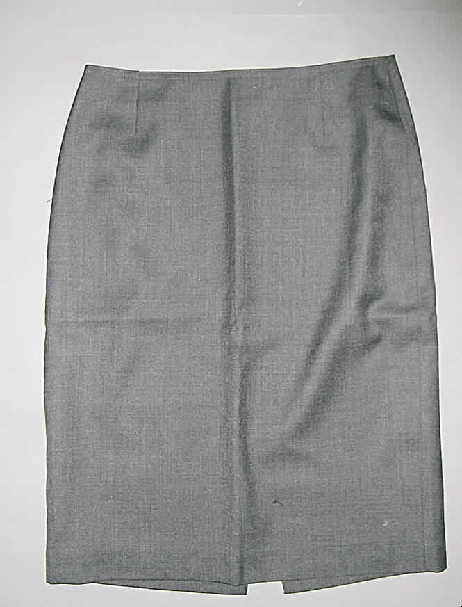 Rock für Frauen, in Erwachsenengröße, siehe Foto,
- aus 0,4 mm dicken, einfarbigen Geweben (dunkelgrau) aus laut Antrag 60% Wolle und 
  40% Polyester (synthetische Chemiefasern),
- in der Taille abschließend, hinten mit Öffnung und Reißverschluss,
- gefüttert, über den halben Oberschenkel reichend (Seitenlänge: 58 cm),
- hinten mit 15 cm hohem Gehschlitz; augenscheinlich nicht handgearbeitet,
- am unteren Rand gesäumt.