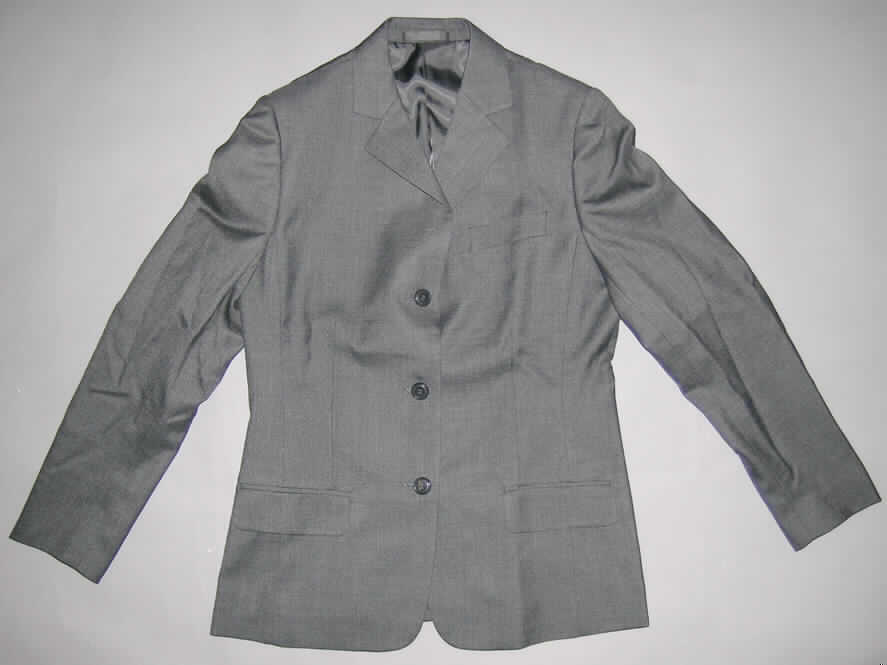 Jacke für Frauen, sog. Damen - Blazer, in Erwachsenengröße, siehe Foto,
- aus 0,4 mm dicken, einfarbigen Geweben (dunkelgrau) aus laut Antrag 60% Wolle und 
  40% Polyester (synthetische Chemiefasern); durchgehend leicht gefüttert,
- über die Taille reichend (Rückenlänge: 68 cm); mit Reverskragen,
- vorn durchgehend von rechts über links geknöpft (Frauenkleidung),
- mit einer offenen, eingesetzten Brusttasche und zwei eingesetzten Taschen mit Patte 
  unterhalb der Taille,
- mit langen Ärmeln, an den Ärmelenden mit seitlicher Knöpfung; mit Schulterpolstern,
- in sechs Bahnen gearbeitet; mit einem ca. 16 hoch reichenden Rückenmittelschlitz,
- am unteren Rand durch Umschlagen und Festnähen gesäumt;
- wird üblicherweise nicht als äußerstes Kleidungsstück über jeder anderen Kleidung zum 
  Schutz gegen das Wetter getragen, somit kein Kleidungsstück der Position 6202.