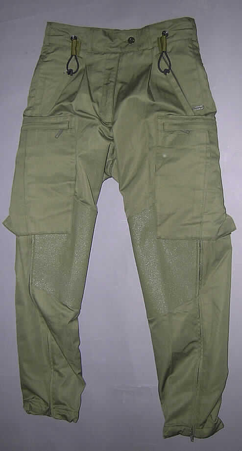 Zweiteilige Zusammenstellung, bestehend aus einem Blouson für Frauen und einer Arbeitshose für Frauen, sog. Einsatzschutzanzug Polizei NRW, Größe 38/40, siehe Fotos,
- aus 0,4 mm dicken, einfarbigen, strapazierfähigen Geweben aus lt. Etikett 100 % Aramiden 
  (= Polyamide: synth. Chemiefasern),
- im Kniebereich der Arbeitshose mit großflächigen Besätzen aus Geweben der Pos. 5903, 
  damit nicht aus dem gleichen Flächenerzeugnis hergestellt, somit keine Kombination,
- Arbeitshose:
-- in der Taille abschließend mit einem eingesetzten Taillenbund, mit Gürtelschlaufen und 
   Tunnelzug zum Verengen,
-- vorn mit einer Öffnung mit Reißverschluss mit Patte von rechts auf links (Frauenkleidung),
-- vorn mit zwei seitlich eingesetzten Eingriffstaschen sowie mit zwei Gesäßtaschen mit 
   Reißverschlüssen, die durch Patten verdeckt sind; das Taschematerial ist aus dem Ober-
   stoff gearbeitet,
-- auf den Hosenbeinen mit aufgesetzten Taschen mit Reißverschlüssen, durch Patten ver- 
   deckt; die Taschen sind nur bis etwa zur oberen Hälfte am Hosenbein festgenäht und 
   können in der unteren Hälfte mit Druckknöpfen bzw. Klettverschlüssen in verschiedenen
   Stellungen am Hosenbein befestigt werden
-- weit geschnitten und bis zu den Knöcheln reichend, an den Beinabschlüssen gesäumt,
-- an den Beininnenseiten mit 64 cm hoch reichenden Öffnungen mit Reißverschluss, an den
   Beinaußenseiten mit 64 cm hoch reichenden Öffnungen mit Reißverschluss und erweitern- 
   dem Einsatz,
-- insbesondere wegen der zweckbestimmten und funktionalen Ausstattung und des Zu- 
   schnitts erkennbar dazu bestimmt, ausschließlich oder hauptsächlich bei der Ausübung 
   einer beruflichen Tätigkeit getragen zu werden.