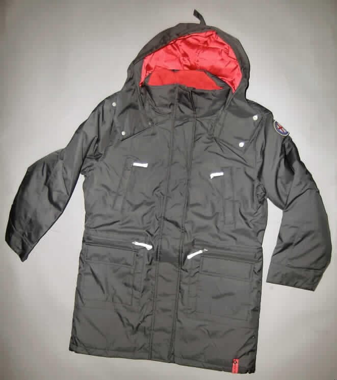 Parka für Frauen, sog. Daunen Parka (Alfa), Größe M, siehe Foto,
- aus 0,4 mm dicken, dichten, einfarbigen Geweben aus lt. Antrag 100% Polyester (synthetische Chemiefasern),
- über die Mitte der Oberschenkel hinausreichend, aber nicht die Knie bedeckend (Rückenlänge: 87 cm),
- vollständig mit Daunen wattiert und abgesteppt gefüttert,
- mit einem Stückgewicht von 1220 g,
- mit einem Stehkragen,
- mit einer mittels Reißverschluss abtrennbaren Kapuze,
- vorn mit einer durchgehenden Öffnung mit einem bis in die Kragenspitzen reichenden Reißverschluss, 
  mit Patte mit Klettverschluss von rechts über links reichend (Frauenkleidung),
- mit langen Ärmeln, 
- innen in der Taillenhöhe mit einer elastischen Kordel zu verengen,
- mit zwei eingesetzten Brusttaschen mit Reißverschluss und zwei Außentaschen mit Patte 
  unterhalb der Taille,
- am unteren Rand mit einem elastischen Zug,
- wird über jeder anderen Kleidung getragen und bietet Schutz gegen Kälte, Wind und Regen,
- erfüllt die Begriffsbestimmung für einen Parka.