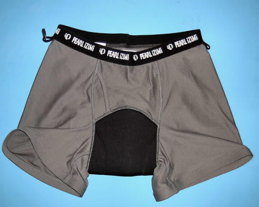 Zwei miteinander verbundene Kleidungsstücke, bestehend aus einer kurzen Hose aus Geweben (außen) 
und einer Unterhose aus Gewirken (innen), sog. Hose zum Rad fahren (Art. 0226 Attack Versa Short), 
Größe M, siehe Fotos,
- beide Kleidungsstücke sind durch Schnallenverschlüsse aus Kunststoff am Taillenbund miteinander 
  verbunden, können aber auch separat getragen werden,
- Unterhose aus Gewirken, für Männer:
- aus 0,7 mm dicken, einfarbigen, durchbrochenen Gewirken aus lt. Antrag 100 % synthetischen Chemiefasern,
- in der Taille abschließend, mit einem elastischen Taillenbund,
- vorn unterhalb des Bundes mit einer senkrecht verlaufenden Eingriffsöffnung ohne Verschlusssystem 
  (erkennbar Männerkleidung),
- mit einem Polster im Schritt- und Gesäßbereich,
- mit kurzen Hosenbeinen, die nicht die Knie bedecken (Seitenlänge: 34 cm),
- an den Beinabschlüssen durch Umschlagen und Festnähen gesäumt und mit einem elastischen Band 
  ausgestattet,
- kennzeichnet sich aufgrund der Ausstattung (Eingriffsöffnung) als kurze Unterhose (somit keine kurze 
  Hose der Position 6103).