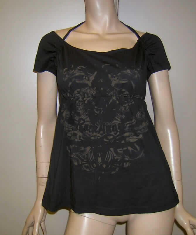 Bluse, sog. Bluse für Frauen, Artikel D1506N0907A, Größe M, siehe Fotos,
- aus 0,5 mm dicken, leichten, einfarbigen und bedruckten Gewirken aus laut Antrag 
  100 % Baumwolle; mit durchschnittlich mehr als 10 Maschen je linearen Zentimeter 
  in jeder Richtung,
- über die Taille reichend (Rückenlänge im getragenen Zustand: 65 cm),
- mit einem runden, hinten sehr tiefen Halsausschnitt (der Ausschnitt unterschreitet 
  die imaginäre Linie zwischen den Achselhöhlen), u. a. somit keine Ware der Position 6109,
- mit kurzen Ärmeln,
- im Rücken mit einem aufgebrachten Schriftzug,
- mit Bindebändern, die im Nacken verknotet werden,
- unterhalb der Brust gerafft, daher erkennbar Frauenkleidung,
- erfüllt aufgrund der Art, des Schnitts, der Dicke und der Maschenzahl des Gewirkes die 
  Bedingungen zur Einreihung als Bluse.