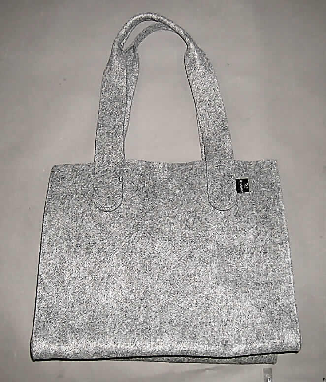 Einkaufstaschen ähnliches Behältnis, sog. Kaminholztasche aus Filz, siehe Foto,
- vollständig aus Spinnstoffen gearbeitet,
- mit zwei angenähten Tragegriffen,
- mit einem ausgearbeiteten Bodenteil,
- am oberen Ende offen,
- mit einer Größe von ca. 50 x 39 x 42 cm,
- zum Transport von Kaminholz vorgesehen,
- augenscheinlich nicht handgearbeitet.