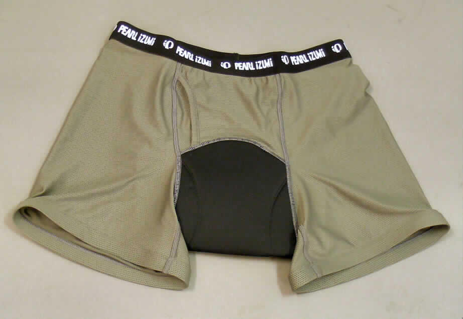 Unterhose für Männer, sog. Hose zum Rad fahren (Art. 0227 Boxer Brief Liner Short), Größe M, 
siehe Foto,
- aus 0,6 mm dicken, einfarbigen, durchbrochenen Gewirken aus lt. Antrag 100 % synthetischen 
  Chemiefasern,
- in der Taille abschließend, mit einem elastischen Taillenbund,
- vorn unterhalb des Bundes mit einer senkrecht verlaufenden Eingriffsöffnung ohne Verschlusssystem 
  (erkennbar Männerkleidung),
- mit einem Polster im Schritt- und Gesäßbereich,
- mit kurzen Hosenbeinen, die nicht die Knie bedecken (Seitenlänge: 33 cm),
- an den Beinabschlüssen durch Umschlagen und Festnähen gesäumt und mit einem elastischen Band 
  ausgestattet,
- kennzeichnet sich aufgrund der Ausstattung (Eingriffsöffnung) als kurze Unterhose (somit keine kurze 
  Hose der Position 6103).
