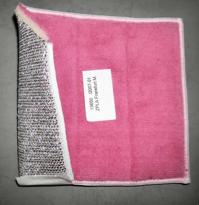 Andere konfektionierte Spinnstoffware aus Gewirken, sog. Reinigungspad, siehe Foto,
- dreilagig gearbeitet:
-- mit einer Außenlage aus Schlingengewirken aus Spinnstoffen,
-- mit einer Zwischenlage aus Schaumkunststoff,
-- mit einer Außenlage aus Gewirken aus metallisierten Streifen (sog. Lurex) aus 
   synthetischer Spinnmasse (Breite der Streifen etwa 1 mm, somit Spinnstoff) und 
   aus Garnen aus synthetischen Chemiefasern,
- in der Art eines rechteckigen Reinigungspads gearbeitet, mit den Abmessungen: 
  etwa 23 cm x 18 cm und einer Dicke von 10 mm,
- durch Zusammennähen der Gewirke an den Rändern konfektioniert und in Abständen 
  von etwa 6 cm durch Teilungsnähte verbunden,
- das Reinigungspad soll in der Küche verwendet werden, wobei die "Lurexseite" zur 
  Entfernung von hartnäckigen Schmutzpartikeln verwendet wird,
- kennzeichnet sich aufgrund der Beschaffenheit nicht als Reinigungstuch der 
  Unterposition 6307 10.