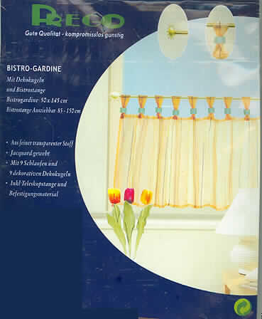 Warenzusammenstellung bestehend aus einer Gardine, einer Gardinenstange mit Haken zur
Befestigung und neun sog. "Dekokugeln" aus Kunststoff, siehe beigefügtes Foto,
- in Aufmachung für den Einzelverkauf,
- zur Befriedigung eines speziellen Bedarfs zusammengestellt,
- Gardine: aus 0,2 mm dicken, durchscheinenden, lichtdurchlässigen Geweben mit ein-
  gewebten Streifen aus lt. Antrag 100 % Polyester (synthetische Chemiefasern);  in den
  Abmessungen: 50 cm breit und 145 cm lang; an den Seiten durch Umschlagen und Fest-
  nähen gesäumt; am oberen Rand mit neun angenähten Schlaufen, durch die eine Gardinen-
  stange geschoben werden kann (u.a. dadurch konfektioniert),
- Gardinenstange: aus unedlem Metall; ausziehbar, in den Abmessungen: 60 cm - 150 cm lang;
  an den Enden der Stange jeweils mit einer stilisierten Sonne verziert; mit zwei Haken zur
  Befestigung,
- sog. Dekokugeln: aus Kunststoff; in Form von ca. 1,5 cm dicken und 2 cm langen,
  Kunststoffröhrchen; die sog. Dekokugeln werden zur Verzierung über die Schlaufen der
  Gardine gezogen,
- die Gardine verleiht der Warenzusammenstellung im Hinblick auf den Wert, den Umfang,
  den Verwendungszweck und den Gesamteindruck ihren wesentlichen Charakter.