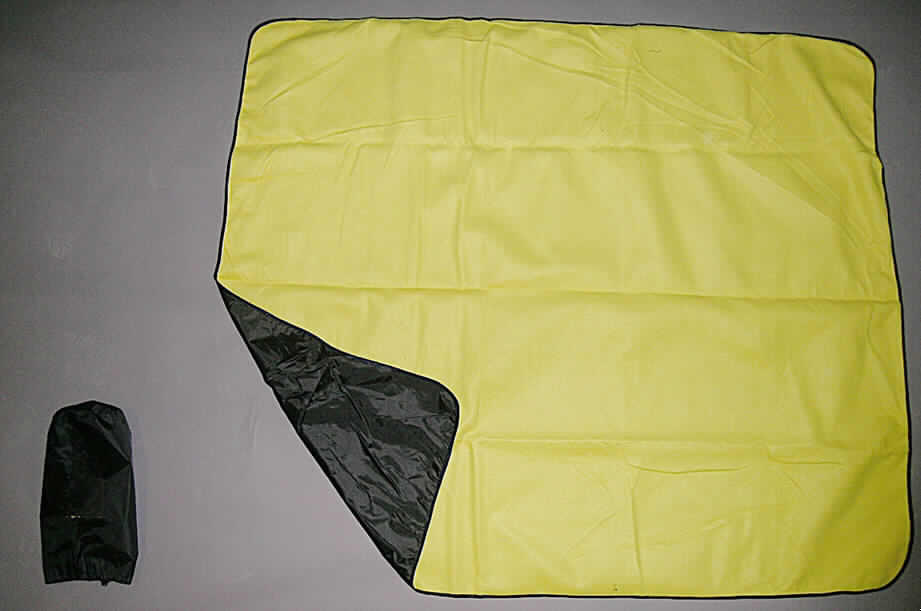 Decke, siehe Foto,
- rechteckig, mit abgerundeten Ecken,
- in den Abmessungen 150 cm x 125 cm,
- bestehend aus zwei aufeinanderliegenden und an den Rändern miteinander vernähten Lagen
  (u. a. somit konfektioniert):
-- obere Lage: aus 2,1 mm dicken, einfarbigen (gelb) gerauten Gewirken (sog. Fleece)
   aus lt. Antrag 100 % Polyester (synthetische Chemiefasern), 
-- untere Lage: aus 0,1 mm dicken, einfarbigen (schwarz) Geweben aus lt. Antrag 100 %
   Nylon (synthetische Chemiefasern),
-- keinem der beiden Flächenerzeugnisse (Gewebe/Gewirke) kann eine charakterbestimmende 
   Eigenschaft zuerkannt werden; die Ware ist somit der von den gleichermaßen in Betracht
   kommenden Unterpositionen (6301 4010 und 6301 4090) in der Nomenklatur, zuletzt
   genannten Unterposition zuzuweisen,
- an allen Seiten mit einem Gewebestreifen eingefasst,
- zur Verwendung als Picknickdecke bestimmt (u. a. somit keine Ware der Position 6304),
- ohne elektrische Heizvorrichtung,
- nicht gepolstert (somit keine Ware der Position 9404),
- nicht handgearbeitet,
- in einem Beutel aus Geweben verpackt.