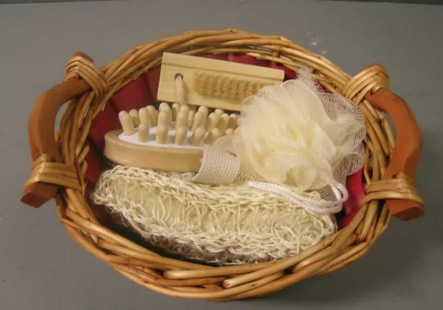 Vierteilige Warenzusammenstellung, bestehend aus Wäsche zur Körperpflege
(Netzschwamm und Sisalschwamm), einer Massagebürste und einer Nagelbürste,
sog. Pflege-Set in Rattankörbchen (Art. No. 3224018), siehe Fotos,
- in einem runden, geflochtenen Korb (Durchmesser am Boden ca. 16 cm) und mit Folie aus
  Kunststoff umhüllt für den Einzelverkauf aufgemacht (übliche Verpackung),
- zur Befriedigung eines speziellen Bedarfs (Körperpflege) zusammengestellt,
- Wäsche zur Körperpflege (Netzschwamm):
  aus einem schlauchartigen Flächenerzeugnis aus zwei Lagen parallel gelegter Monofile
  aus Chemiefasern, die im rechten Winkel übereinander liegen und an den
  Berührungspunkten miteinander verklebt sind; zieharmonikaartig gefaltet, in der Mitte
  kugelförmig zusammengebunden und mit einer Schlaufe ausgestattet; wird üblicherweise
  regelmäßig gewaschen,
- Wäsche zur Körperpflege (Sisalschwamm):
  rechteckig, mit den  Abmessungen: etwa 16 cm x 8 cm x 4 cm; aus etwa 4 mm dicken,
  abgepasst gestrickten Gestricken aus Sisalfasern (pflanzlicher Spinnstoff der Position
  5305); mit einem Kern aus Sisalfasern; wird üblicherweise regelmäßig gewaschen,
- Massagevorrichtung (Massagebürste):
  oval; mit einer Länge von ca. 13 cm und einer Breite von bis zu 7,5 cm; mit einer Fassung
  aus Holz und einer flexiblen Kunststoffplatte mit Löchern, in die ca. 1,5 cm dicke
  Holznoppen eingesteckt sind; auf der Oberseite mit einem 2,5 cm breiten Band aus
  Spinnstoffgeweben zum Einschieben der Hand; dient als Massagegerät der manuellen
  Massage der Haut, um die Durchblutung anzuregen,
- Bürste (Nagelbürste):
  in Form einer  ca. 9,5 cm langen und 4 cm breiten Bürste aus lackiertem Holz; mit
  eingelassenen Borstenbüscheln, die beidseitig bis zu 1,5 cm heraus reichen; mit einer
  Schlaufe ausgestattet,
- die Waren zur Körperpflege der Position 6302 (Netzschwamm und Sisalschwamm)
  bestimmen nach dem Umfang und in Bezug auf die Verwendung den Charakter der
  Warenzusammenstellung; innerhalb der Position 6302 kann keinem der Spinnstoffe
  (Chemie- und Sisalfasern) eine charakterbestimmende Eigenschaft zuerkannt werden,
  sie sind somit der von den gleichermaßen in Betracht kommenden Unterpositionen zuletzt
  genannten zuzuweisen.