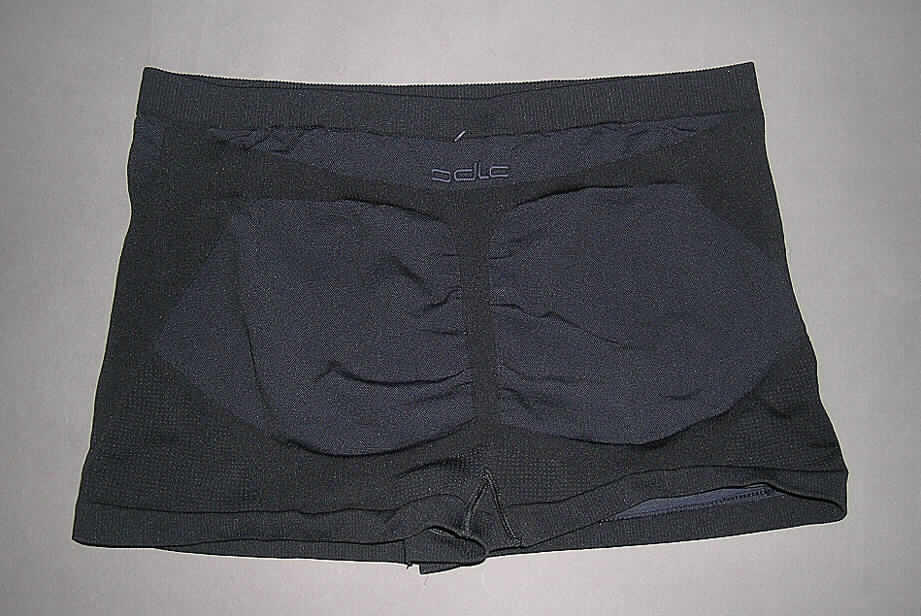Unterhose für Männer, sog. Boxer EVOLUTION, underwear WARM, Artikel 180942, Größe L, siehe Foto
- aus bis 1,8 mm dicken, buntgewirkten Gewirken aus lt. Antrag 60 % Polyester, 34 % Poly-
  amid und 6 % Elasthan (Elastomergarn; alles synthetische Chemiefasern),
- aufgrund des anatomischen Schnitts und der Verarbeitung als Männerkleidung erkennbar,
- in der Taille abschließend, mit einem elastischen Taillenbund, ohne Öffnung und ohne Ver-
  schluss,
- als Slip ohne Eingriff gearbeitet,
- an den Beinabschlüssen gesäumt,
- aufgrund des Materials, des Schnitts und der Ausstattung keine kurze Hose.