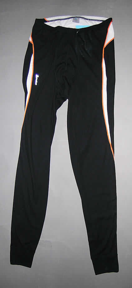 Unterhose für Männer, sog. Pants long, underwear QUANTUM, Art. 180792, Größe L, siehe Foto
- aus 0,8 mm dicken, einfarbigen (schwarz), einseitig (innen) gerauteen und 0,5 mm dicken, 
  einfarbigen (weiß) Gewirken aus lt. Antrag 100 % Polyester (synthetische Chemiefasern),
- aufgrund des anatomischen Schnitts und der Verarbeitung als Männerkleidung erkennbar,
- in der Taille abschließend, mit einem elastischen Taillenbund, ohne Öffnung und ohne 
  Verschluss,
- im vorderen Bereich mit einem erweiternden Einsatz,
- mit langen, bis zu den Knöcheln reichenden Hosenbeinen, an den Abschlüssen mit 
  angesetzten Bündchen,
- aufgrund des Materials, des Schnitts und der Ausstattung (u.a. Überwendlichnähte) keine
  lange Hose.