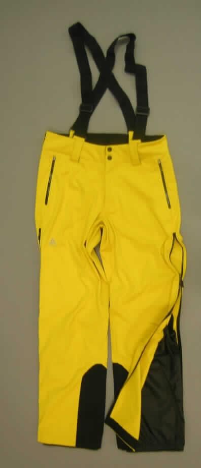 Lange Hose für Männer, sog. Pants VELOCITY (Artikel 621092), Größe L, siehe Foto,
- aus 0,9 mm dicken, dreilagigen Flächenerzeugnissen mit einer Außen- und Innenlage aus
  Gewirken aus laut Antrag 100% synthetischen Chemiefasern und einer Zwischenlage aus
  Kunststofffolie (kein Zellkunststoff), die im Querschnitt nicht mit bloßem Auge wahrnehmbar
  ist (nicht aus Meterware der Position 5903 und damit keine Kleidung der Position 6113),
- in der Taille abschließend mit einem Taillenbund mit Gürtelschlaufen; mit verstellbaren
  Hosenträgern aus elastischen Geweben,
- vorn mit einer Öffnung mit Reißverschluss, verdeckt von einer von links auf rechts 
  reichenden, im Bund mit zwei Druckknöpfen zu schließenden Patte (Männerkleidung),
- vorne seitlich mit eingesetzten Taschen mit Reißverschluss,
- mit knöchellangen Hosenbeinen, seitlich mit ca. 75 cm langen Öffnungen mit
  Reißverschluss,
- mit eingesetztem Schneefang, im unteren Bereich der Hosenbeine auf der Innenseite mit
  einem aufgenähten Zuschnitt aus einfarbigen Geweben verstärkt,
- an den Beinabschlüssen gesäumt.