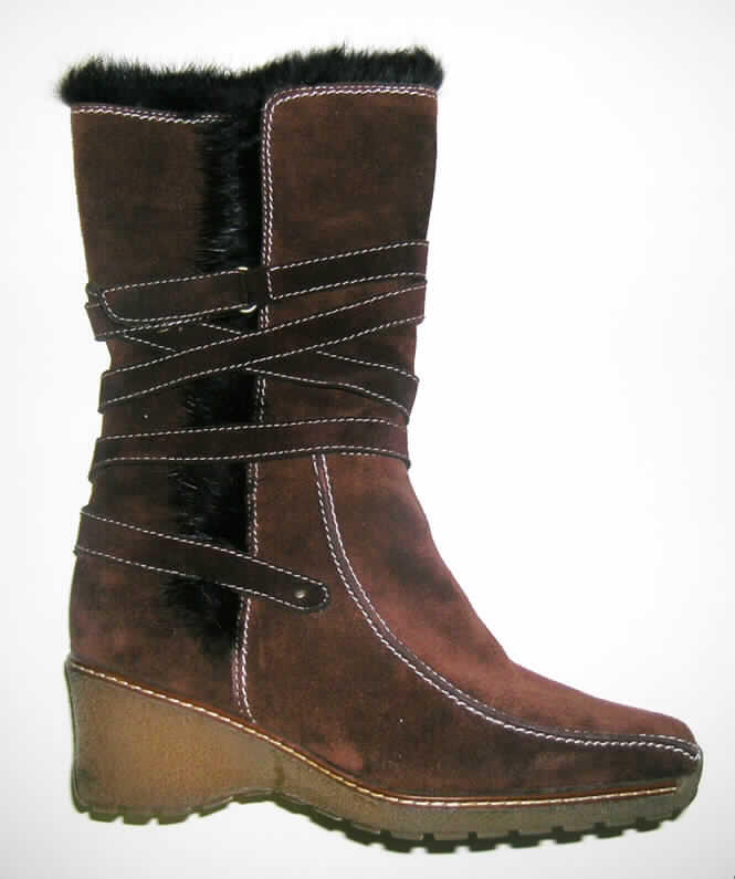 Freizeitschuhe, Stiefel, siehe Foto, 
- mit Laufsohlen aus (lt. Antrag) Kautschuk, 
- mit Oberteil (geschlossenes Blatt) aus (lt. Antrag) Leder,
- mit Reißverschluss auf der Innenseite,
- ohne Metallschutz in der Vorderkappe, 
- den Knöchel, jedoch nicht die Wade bedeckend (Schafthöhe 24 cm bei Schuhgröße 37), 
- mit einer Länge der Innensohle von mehr als 24 cm, 
- mit einem hohen Absatz,
- für Frauen,
- aufgrund des äußeren Erscheinungsbildes (Schnitt) nicht für Sportzwecke geeignet.