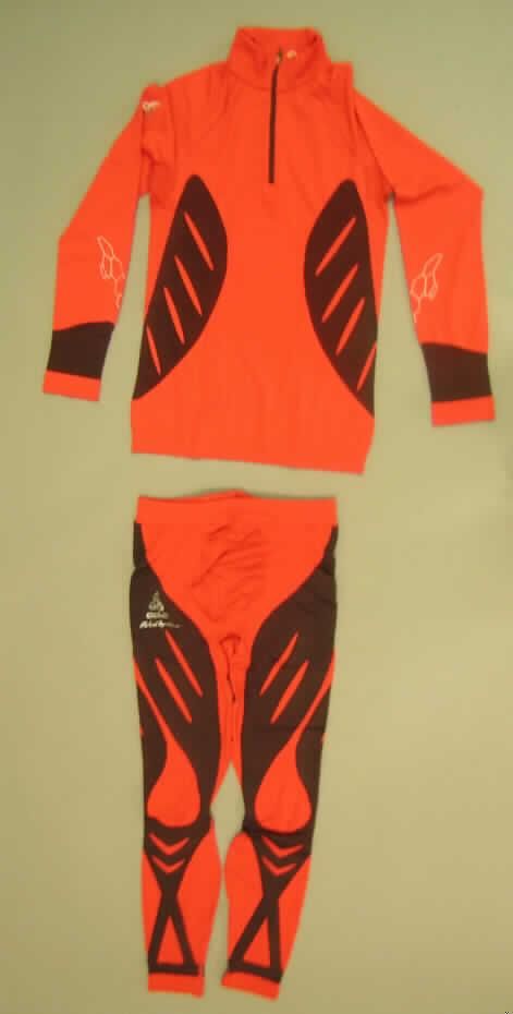 Trainingsanzug, sog. Racesuit BJOERNDALEN (Artikel 630042), Größe L, siehe Fotos,
- bestehend aus einem Oberteil und einer langen Hose,
- aus unterschiedlich strukturierten, bis zu 1,3 mm dicken, elastischen Gewirken aus laut
  Antrag 100% synthetischen Chemiefasern,
- ungefüttert,
- aufgrund des Schnitts und der Materialbeschaffenheit erkennbar dazu bestimmt,
  ausschließlich oder im Wesentlichen bei der Ausübung eines Sports getragen zu werden,
- Oberteil: über die Taille reichend (Rückenlänge: 66 cm); mit einem enganliegenden hohen
  Kragen; mit einer teilweisen Öffnung mit einem Reißverschluss, am Kragenrand mit einer
  kurzen Überlappung von rechts über links; mit langen Ärmeln, mit verengenden, gerippten
  Bündchen; am unteren Rand mit einem verengenden, gerippten Bund,
- lange Hose: in der Taille abschließend, mit einem elastischen Taillenbund und Kordelzug;
  ohne Öffnung und ohne Verschluss; ohne Taschen; mit knöchellangen Hosenbeinen, an
  den Beinabschlüssen mit verengenden, gerippten Bündchen,
- stellt sich nicht als Skikombination im Sinne der Position 6112 dar, da u.a. das Ober- und
  das Unterteil nicht von gleicher Struktur sind.