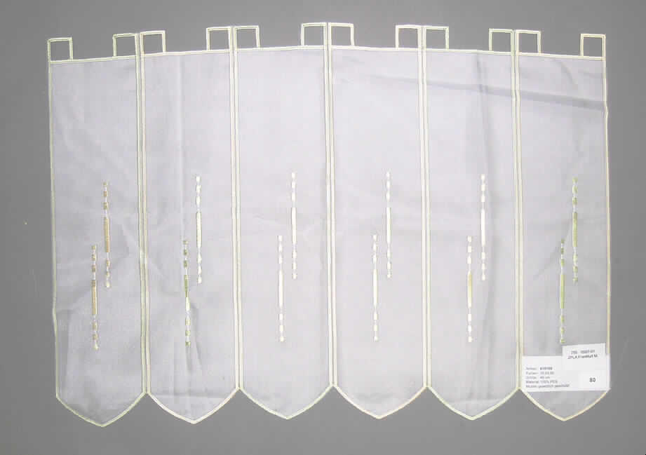 Gardine, sog. Stickpanneaux, Artikel 610150, siehe Abbildung;
- aus 0,1 mm dicker, maschinell hergestellter Stickerei der Position 5810 aus lt. Antrag 
  100 % Polyester (synthetische Chemiefasern), mit Stickgrund aus durchscheinendem, 
  lichtdurchlässigem Gewebe; aufgrund der Art des Flächenerzeugnisses (durchscheinend, 
  lichtdurchlässig) kein Vorhang der  Codenummer 6303 9290 90 0,
- mit aufgesticktem, abstraktem Muster,
- in den Abmessungen: 46 cm hoch und 66 lang (wird durch einen Probenabschnitt
  veranschaulicht),
- am oberen Rand abgepasst hergestellt, mit eckigen Löchern für die Gardinenstange,
- an den Schmalseiten an der Stickkante geschnitten,
- am unteren Rand mit zackenartigen Abschlüssen (u.a. dadurch konfektioniert).