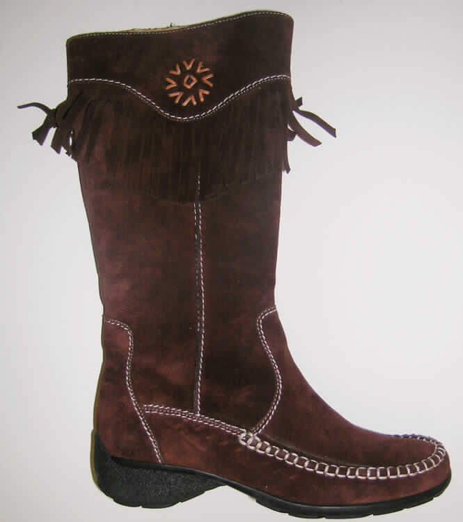 Freizeitschuhe, Stiefel, siehe Foto, 
- mit Laufsohlen aus (lt. Antrag) Kautschuk, 
- mit Oberteil (geschlossenes Blatt) aus (lt. Antrag) Leder,
- mit Reißverschluss auf der Innenseite,
- ohne Metallschutz in der Vorderkappe, 
- den Knöchel, jedoch nicht die Wade bedeckend (Schafthöhe 30 cm bei Schuhgröße 37), 
- mit einer Länge der Innensohle von mehr als 24 cm, 
- mit einem hohen Absatz,
- für Frauen,
- aufgrund des äußeren Erscheinungsbildes (Schnitt) nicht für Sportzwecke geeignet.