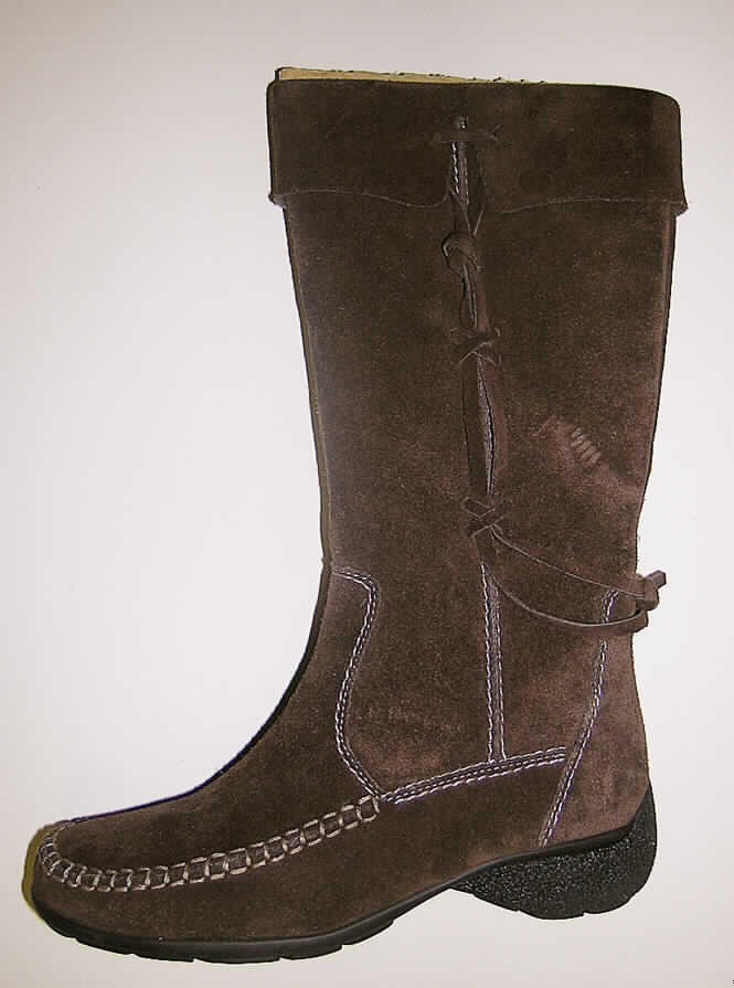 Freizeitschuhe, Stiefel, siehe Foto, 
- mit Laufsohlen aus (lt. Antrag) Kautschuk, 
- mit Oberteil (geschlossenes Blatt) aus (lt. Antrag) Leder,
- mit Reißverschluss auf der Innenseite,
- ohne Metallschutz in der Vorderkappe, 
- den Knöchel, jedoch nicht die Wade bedeckend (Schafthöhe 30 cm bei Schuhgröße 37), 
- mit einer Länge der Innensohle von mehr als 24 cm, 
- mit einem hohen Absatz,
- für Frauen,
- aufgrund des äußeren Erscheinungsbildes (Schnitt) nicht für Sportzwecke geeignet.