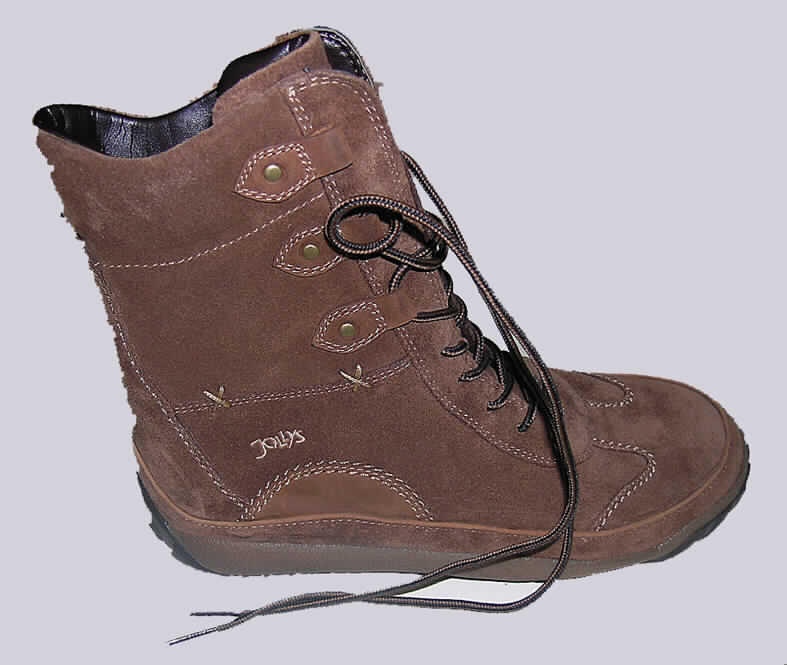 Freizeitschuhe, Halbstiefel, siehe Foto, 
- mit Laufsohlen aus (lt. Antrag) Kautschuk, 
- mit Oberteil (geschlossenes Blatt) aus (lt. Antrag) Leder,
- mit Verstärkungsteilen aus Leder,
- mit Schnürsenkelverschluss,
- ohne Metallschutz in der Vorderkappe, 
- den Knöchel, jedoch nicht die Wade bedeckend, 
- mit einer Länge der Innensohle von mehr als 24 cm, 
- nicht als Männer- oder Frauenschuhe erkennbar, 
- aufgrund des äußeren Erscheinungsbildes (Schnitt) nicht für Sportzwecke geeignet.