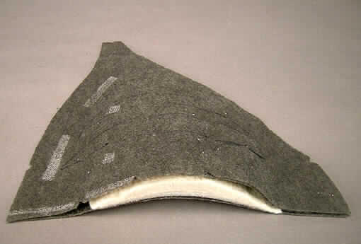 Teile von Kleidung, sog. anderes konfektioniertes Bekleidungszubehör, Art. 8619, siehe
Abbildung;
- einer annähernd ovalen, ca. 23 cm langen und 21 cm breiten Außenlage und einer 
  annähernd ovalen, ca. 16 cm langen und 19 cm breiten Innenlage aus Vliesstoff aus 
  lt. Antrag 100% Polyester (synth. Chemiefasern), mit Zwischenlagen aus Schaumkunststoff 
  und Watte; durch Steppstiche miteinander verbunden (u.a. damit konfektioniert),
- der Schulterform angepasst,
- die Schulterpolster sind lt. Antragsangaben dazu bestimmt, direkt als Einlage z.B. in
  Anzüge, Saccos etc. eingearbeitet zu werden und stellen sich somit als Teil von Kleidung
  der Unterposition 6217 9000 dar, damit kein Bekleidungszubehör der Unterposition
  6217 1000.