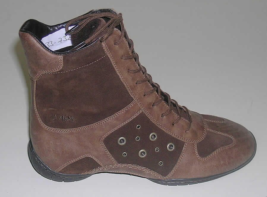 Freizeitschuhe, siehe Foto,
- mit Laufsohlen aus (lt. Antrag) Kautschuk,
- mit Oberteil (geschlossenes Blatt) aus (lt. Antrag) Leder,
- mit Verstärkungsteilen aus Leder,
- mit Schnürsenkelverschluss,
- ohne Metallschutz in der Vorderkappe,
- den Knöchel, jedoch nicht die Wade bedeckend,
- mit einer Länge der Innensohle von mehr als 24 cm,
- nicht als Männer- oder Frauenschuhe erkennbar,
- nach Form (u.a. ausgeprägtes, hohes Gewölbe), Materialbeschaffenheit und Ausstattung
  (u.a. mit einer Vielzahl zierender Metallösen im Seitenbereich) nicht für sportliche Zwecke
  geeignet.