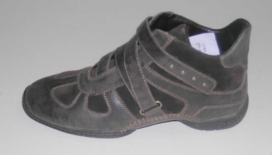 Freizeitschuhe, siehe Foto,
- mit Laufsohlen aus (lt. Antrag) Kautschuk,
- mit Oberteil (geschlossenes Blatt) aus (lt. Antrag) Leder,
- mit Verstärkungsteilen aus Leder,
- mit Klettverschluss,
- ohne Metallschutz in der Vorderkappe,
- den Knöchel, jedoch nicht die Wade bedeckend,
- mit einer Länge der Innensohle von mehr als 24 cm,
- nicht als Männer- oder Frauenschuhe erkennbar,
- nach Form (u.a. ausgeprägtes, hohes Gewölbe), Materialbeschaffenheit und Ausstattung
  (u.a. mit zierenden Metallnieten) nicht für sportliche Zwecke geeignet.