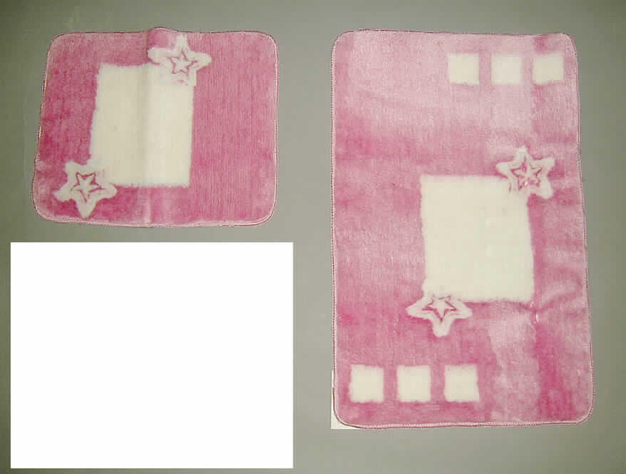 Bad-Garnitur (lt. Antrag:"Badematten-Set", siehe Foto
- bestehend aus einer gemusterten Badematte (ca. 50 x 79 cm) und einem gemustertem
  WC-Vorleger (ca. 40 x 50 cm), nicht bedruckt,
- getuftet (Nadelflor); in einen textilen, gewebten Grund ist nachträglich ein ca. 1 cm hoher 
  Flor aus verschiedenfarbigen Garnen aus synthetischen Spinnstoffen (lt. Antrag: 
  Polypropylen) eingezogen worden; die Unterseite ist mit einer rutschhemmenden Schicht 
  aus Kunststoff versehen; an den Rändern gesäumt (= konfektioniert); mit einem etwa 1 cm breiten florlosen 
  Rand (deshalb keine Fliese),
- kennzeichnet sich durch seine Festigkeit, Dicke und Steifheit als Fußbodenbelag
