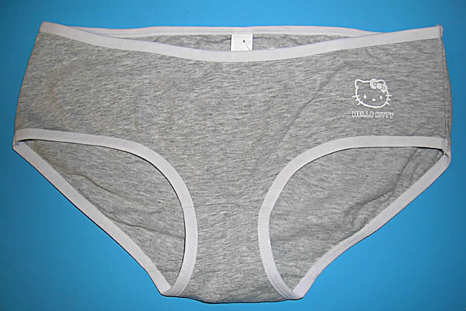 Zweiteilige Zusammenstellung, bestehend aus einer anderen Kleidung und einem Slip, sog. 
Unterwäsche-Set für Mädchen, Order 944230-6532, Größe 134/140, siehe Fotos,
- in Aufmachung für den Einzelverkauf,
- keine Kombination, u.a. weil ein Slip als Bestandteil nicht zugelassen ist,
- aus 0,7 mm dicken, melierten Gewirken aus laut Antrag 95 % Baumwolle und 5% Elastan 
  (Chemiefasern); sämtliche Ränder sind mit kontrastfarbenen Gewirkestreifen eingefasst,
- Ober- und Unterteil mit je einem aufgedruckten Emblem,
- Kurze Unterhose (Slip):
-- in der Taille abschließend,
-- im Schritt doppelt gearbeitet (sog. Hygieneeinlage),
-- ohne Öffnung und ohne Verschluss; ohne Hinweise auf den Trägerkreis (unisex),
-- mit hohen Beinausschnitten.