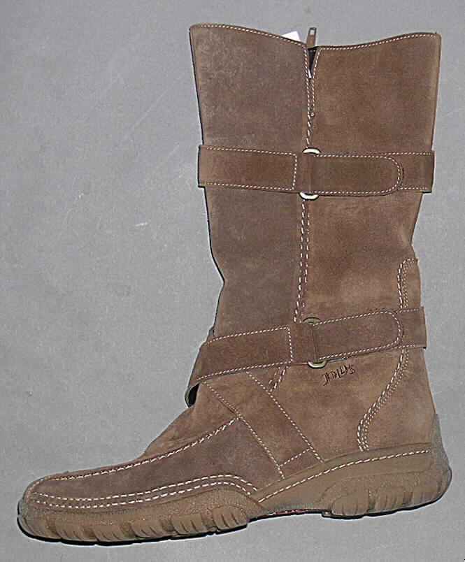 Freizeitschuhe, Stiefel, siehe Foto, 
- mit Laufsohlen aus (lt. Antrag) Kautschuk, 
- mit Oberteil (geschlossenes Blatt) aus (lt. Antrag) Leder,
- mit Reißverschluss auf der Innenseite,
- ohne Metallschutz in der Vorderkappe, 
- den Knöchel, jedoch nicht die Wade bedeckend (Schafthöhe 26 cm bei Schuhgröße 37), 
- mit einer Länge der Innensohle von mehr als 24 cm, 
- mit einem hohen Absatz,
- für Frauen,
- aufgrund des äußeren Erscheinungsbildes (Schnitt) nicht für Sportzwecke geeignet.