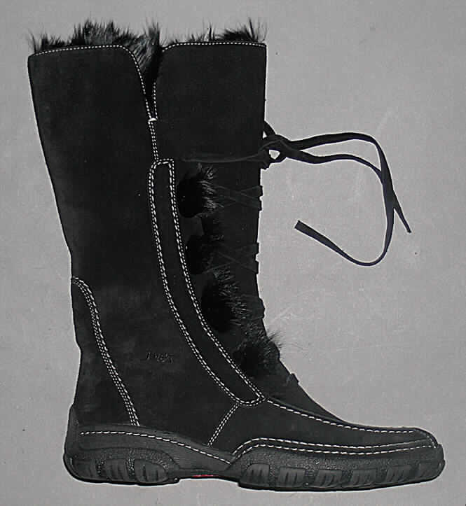 Freizeitschuhe, Stiefel, siehe Foto, 
- mit Laufsohlen aus (lt. Antrag) Kautschuk, 
- mit Oberteil (geschlossenes Blatt) aus (lt. Antrag) Leder,
- mit Reißverschluss auf der Innenseite,
- ohne Metallschutz in der Vorderkappe, 
- den Knöchel, jedoch nicht die Wade bedeckend (Schafthöhe 27 cm bei Schuhgröße 37), 
- mit einer Länge der Innensohle von mehr als 24 cm, 
- mit einem hohen Absatz,
- für Frauen,
- aufgrund des äußeren Erscheinungsbildes (Schnitt) nicht für Sportzwecke geeignet.