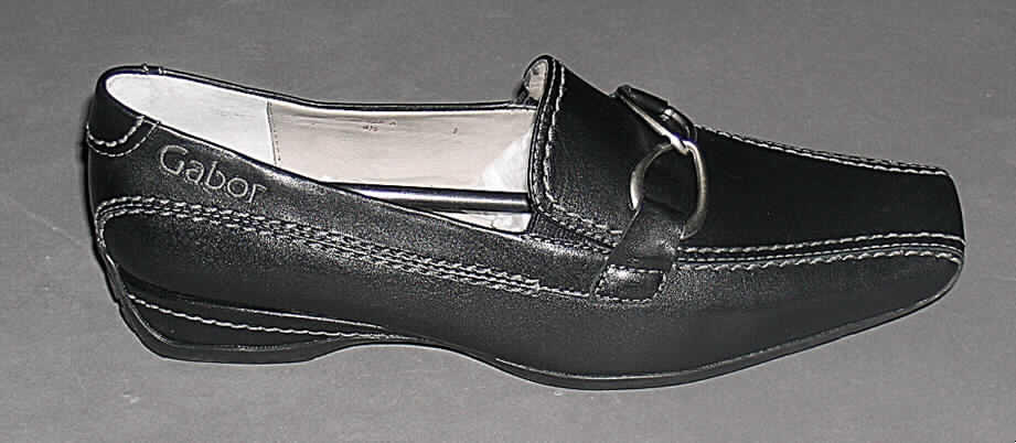 Freizeitschuhe, siehe Foto, 
- mit Laufsohlen aus (lt. Antrag) Kautschuk, 
- mit Oberteil (geschlossenes Blatt) aus (lt. Antrag) Leder, ausgestattet mit zwei
  eingesetzten elastischen Bändern seitlich am Spann, 
- mit 3 cm hohem Absatz,
- ohne Metallschutz in der Vorderkappe, 
- nicht den Knöchel bedeckend, 
- mit einer Länge der Innensohle von mehr als 24 cm, 
- für Frauen, 
- nach Ausstattung und äußerem Erscheinungsbild nicht für eine sportliche Betätigung
  geeignet.
