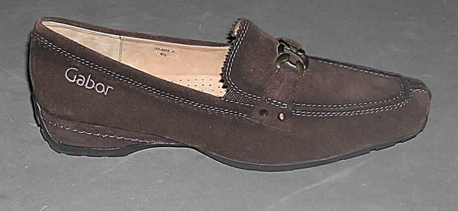 Freizeitschuhe, Mokassins, siehe Foto, 
- mit Laufsohlen aus (lt. Antrag) Kautschuk, 
- mit Oberteil (geschlossenes Blatt) aus (lt. Antrag) Leder, ausgestattet mit zwei
  eingesetzten elastischen Bändern seitlich am Spann, 
- mit 3 cm hohem Absatz,
- ohne Metallschutz in der Vorderkappe, 
- nicht den Knöchel bedeckend, 
- mit einer Länge der Innensohle von mehr als 24 cm, 
- für Frauen, 
- nach Ausstattung und äußerem Erscheinungsbild nicht für eine sportliche Betätigung
  geeignet.