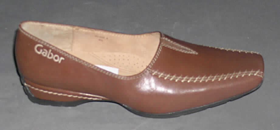 Freizeitschuhe, siehe Foto, 
- mit Laufsohlen aus (lt. Antrag) Kautschuk, 
- mit Oberteil (geschlossenes Blatt) aus (lt. Antrag) Leder, ausgestattet mit einem
  eingesetzten elastischen Band in der Mitte des Spanns, 
- mit 3 cm hohem Absatz,
- ohne Metallschutz in der Vorderkappe, 
- nicht den Knöchel bedeckend, 
- mit einer Länge der Innensohle von mehr als 24 cm, 
- für Frauen, 
- nach Ausstattung und äußerem Erscheinungsbild nicht für eine sportliche Betätigung
  geeignet.