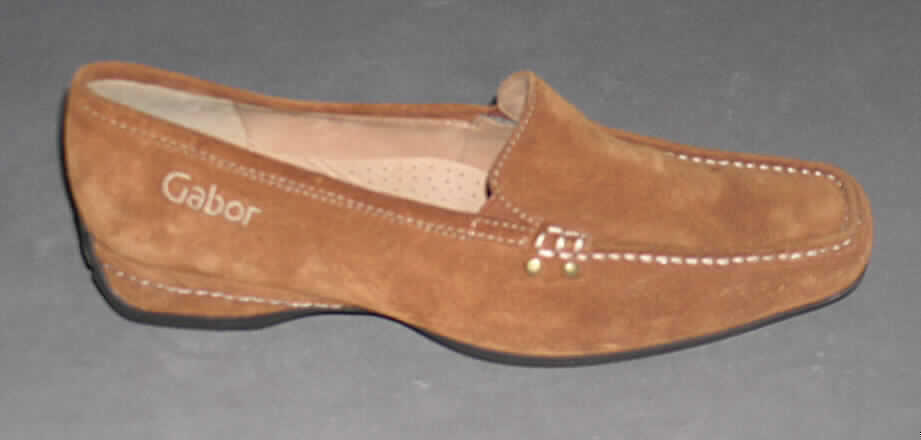 Freizeitschuhe, Mokassins, siehe Foto, 
- mit Laufsohlen aus (lt. Antrag) Kautschuk, 
- mit Oberteil (geschlossenes Blatt) aus (lt. Antrag) Leder, ausgestattet mit zwei
  eingesetzten elastischen Bändern seitlich am Spann, 
- mit 3 cm hohem Absatz,
- ohne Metallschutz in der Vorderkappe, 
- nicht den Knöchel bedeckend, 
- mit einer Länge der Innensohle von mehr als 24 cm, 
- für Frauen, 
- nach Ausstattung und äußerem Erscheinungsbild nicht für eine sportliche Betätigung
  geeignet.