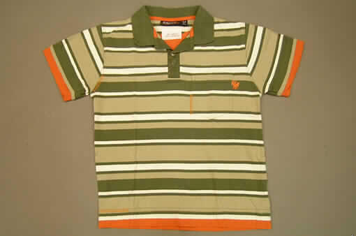 Pulloverähnliches Kleidungsstück, sog. T-Shirt für Jungen (Art. 231332), Größe 140, siehe Foto,
- aus 0,8 mm dicken, buntgewirkten Gewirken aus lt. Antrag 100% Baumwolle,
- über die Taille reichend (Rückenlänge: 55 cm),
- mit einem gerippten Umlegekragen (somit keine Kleidung der Position 6109), 
- vorn mit einer bis zur Brustmitte reichenden Öffnung, die mit zwei Knöpfen von links über rechts 
  geschlossen werden kann (Knabenkleidung); darunter mit einem kontrastfarbenen Einsatz, der nicht
  tiefer angesetzt ist, mit einem runden Halsausschnitt ohne Öffnung (somit kein Hemd der Position 6105),
- mit kurzen Ärmeln,
- mit einer aufgesetzten Brusttasche,
- an den Ärmelabschlüssen und am unteren Rand mit schmalen, angesetzten, kontrastfarbenen 
  Gewirkestreifen, 
- der Einsatz am Halsausschnitt sowie die angesetzten Gewirkestreifen an den Ärmelabschlüssen
  und am unteren Rand erwecken optisch den Eindruck, als würde ein T-Shirt unter einem Hemd getragen.