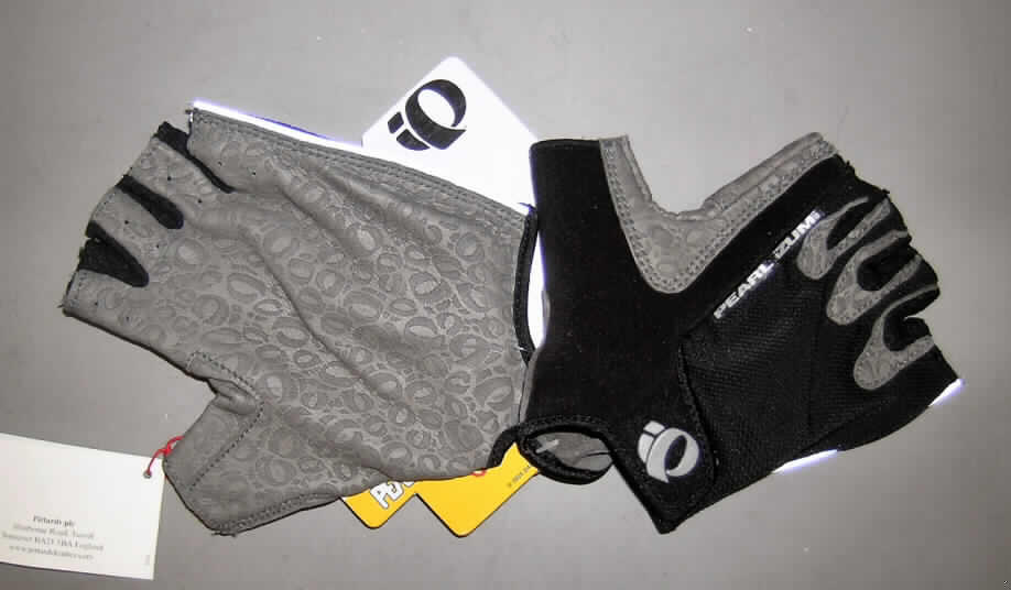 Spezialsporthandschuhe, Fahrradhandschuhe, sog. "W`s Pittard`s Octane Glove, 
Artikel Nr. 8809", siehe Foto,
- ohne Fingerspitzen,
- aus Leder an der Innenhand sowie an den Handkanten entlang Zeigefinger und Daumen,
- aus Gewirken aus Spinnstoffen am Handrücken, den Fingerzwischenräumen und der 
  Außenseite des Daumens,
- das Leder ist insbesondere in Bezug auf die Verwendung als Fahrradhandschuhe
  charakterbestimmend,
- im Bereich des Handgelenks mit einem Riegel mit Klettverschluss versehen.