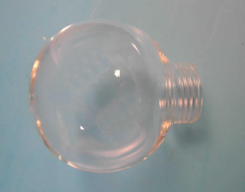 Glaskolben, offen, sog. Kolben für Halogen-Leuchtmittel mit G9-Stecksockel,
- in Form eines annähernd kugelrunden Glaskörpers mit einem Durchmesser von ca. 6 cm,
- mit einem offenen Sockel mit Innengewinde mit einem Durchmesser von ca. 2,2 cm,
- mit einer ca. 0,5 cm großen Öffnung gegenüber dem Sockel zum Entweichen der Wärme,
- aus gewöhnlichem, klarsichtigem Glas,
- ohne Ausrüstung,
- auf einen passenden Lampensockel E14 und E27 aufzuschrauben,
- zur Verwendung mit einer im Lampensockel eingesetzten elektrischen Halogen-Glühlampe,
- dient als zusätzliche Abdeckung einer Halogen-Glühlampe,
- kein Teil der Position 8539, da durch die Anmerkung 1 b) zu Kapitel 85 ausgewiesen.