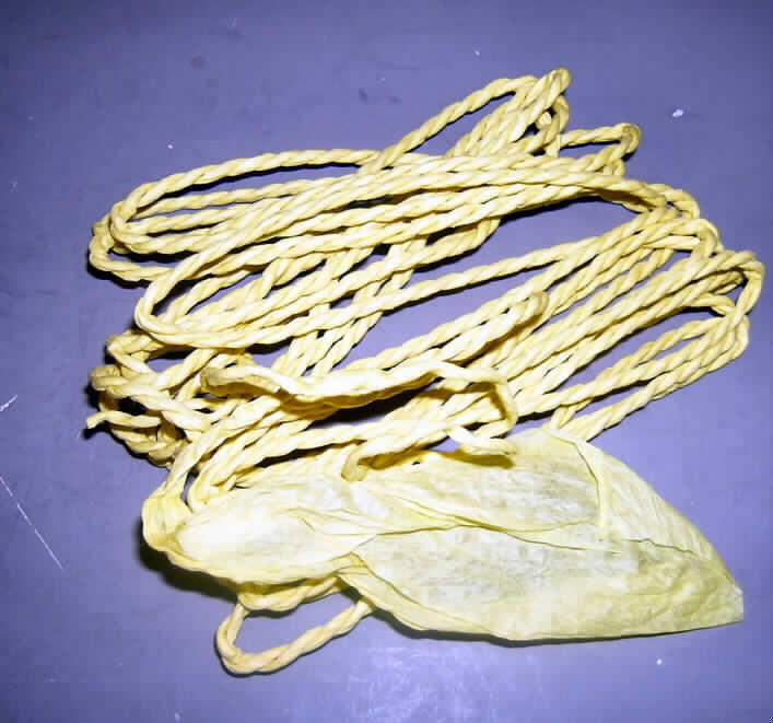 Papiergarn, siehe Foto,
- in Form eines nicht geflochtenen Bindfadens,
- hergestellt aus einem Papierstreifen in der Längsachse gedreht,
- gezwirnt,
- ohne Metalldrahtverstärkung